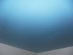 глянцевый цветной потолок голубого оттенка